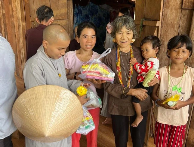 Trao quà đến các hộ nghèo người dân tộc S'Tieng trên địa bàn xã Bom Bo