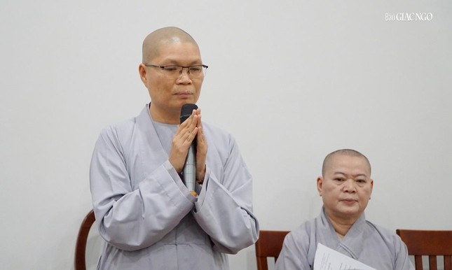 Ni sư Thích nữ Huệ Đức điều phối chương trình thảo luận