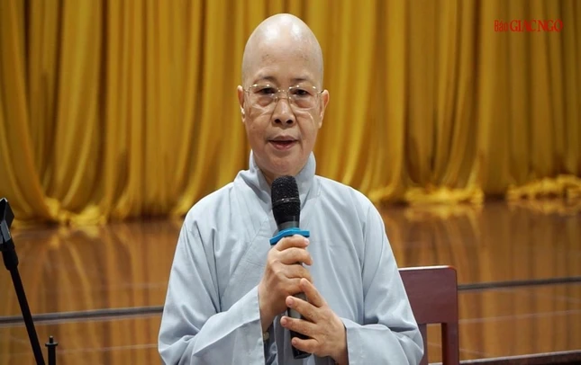 Ni trưởng Thích nữ Như Thảo góp ý tại buổi tập dượt chương trình