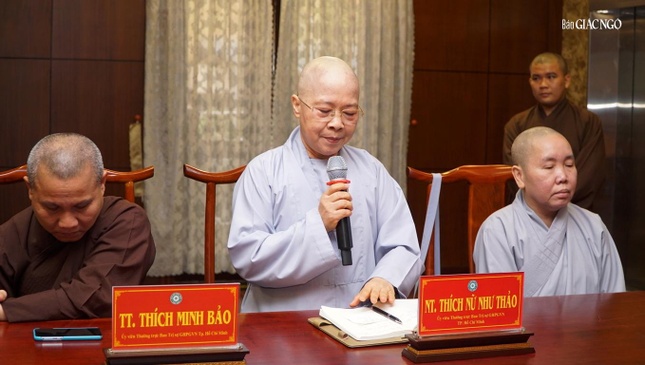 Ni trưởng Thích nữ Như Thảo báo cáo công tác tổ chức Đại lễ tưởng niệm Đức Thánh Tổ Ni Đại Ái Đạo