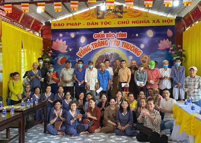 Trao quà từ đến đến hộ nghèo xã Quới Thành