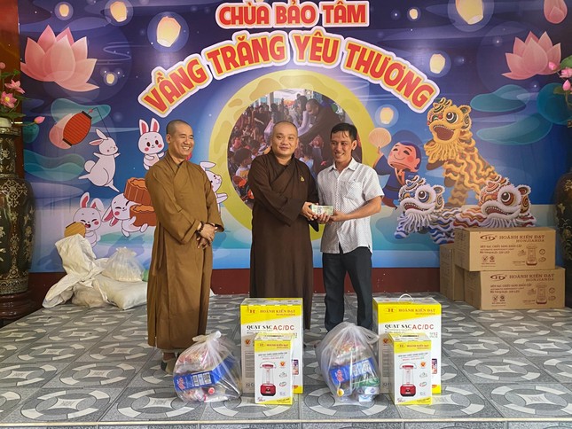 Thượng tọa Thích Trung Nguyện, Đại đức Thích Lệ Bửu trao tiền hỗ trợ xây nhà đến hộ nghèo