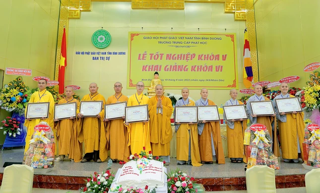 Trao bằng khen đến Tăng Ni sinh trong ngày tốt nghiệp