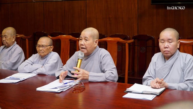Ni trưởng Thích nữ Từ Nhẫn phát biểu tại buổi họp