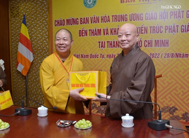 Thượng tọa Thích Thọ Lạc trao ấn phẩm do Ban Văn hóa Trung ương thực hiện