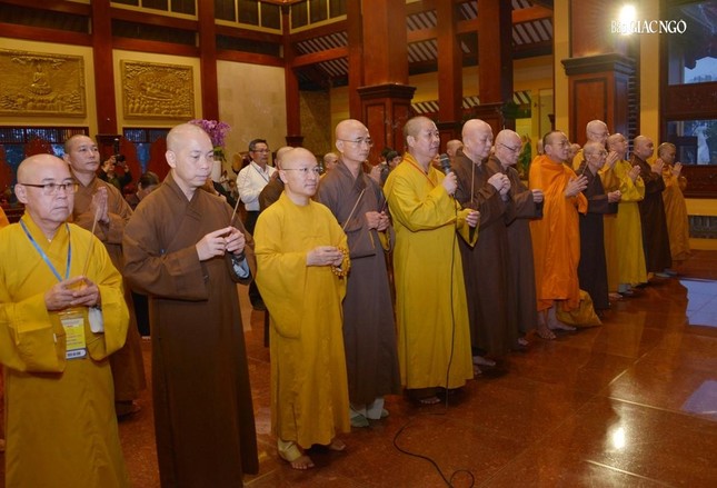 Chư tôn đức niêm hương Tam bảo tại chánh điện Việt Nam Quốc Tự