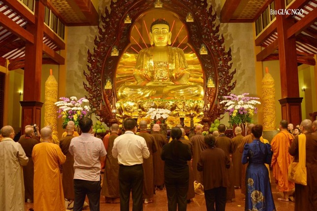 Đoàn đảnh lễ Tam bảo tại chánh điện Việt Nam Quốc Tự