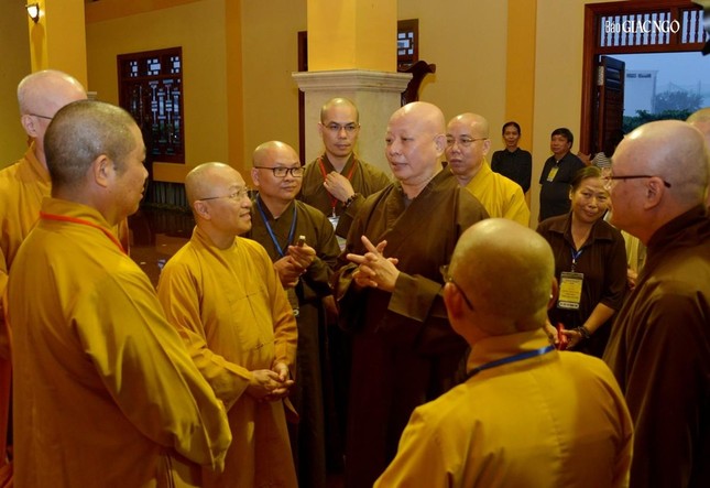 Chư tôn đức trao đổi nét văn hóa, kiến trúc độc đáo của Việt Nam Quốc Tự