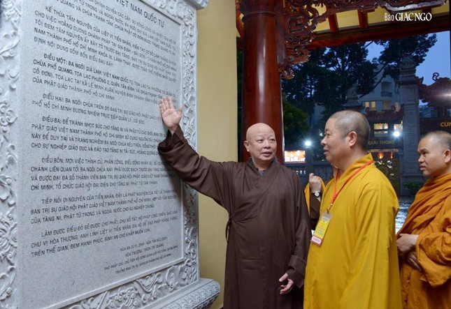Hòa thượng Thích Lệ Trang giới thiệu về bia đá trước sảnh Việt Nam Quốc Tự