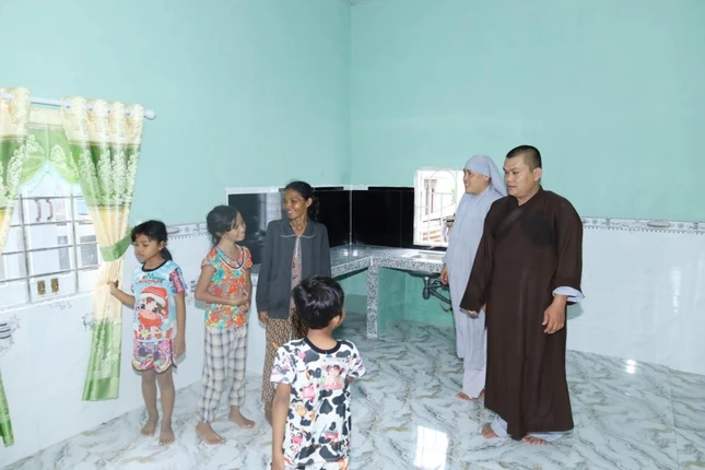 Niềm vui trong ngày có nhà mới Niềm vui trong ngày có nhà mới