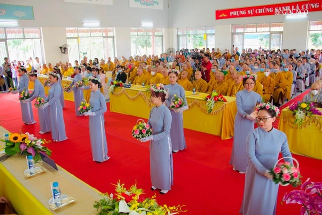 Phật tử dâng hoa