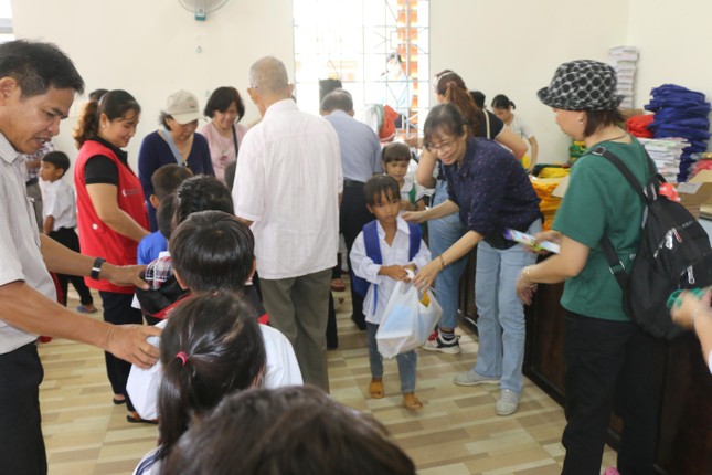 Ban Từ thiện thiền viện Vạn Hạnh tặng quà cho học sinh vùng sâu - Ảnh: CTV