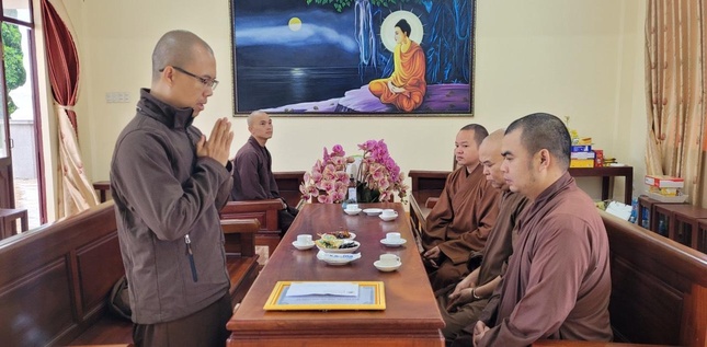 Đại diện Trường Trung cấp Phật học tỉnh Gia Lai cảm ơn chư tôn đức chùa Hoằng Pháp