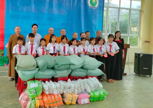 Đoàn tặng đến các em học sinh Trường dân tộc nội trú huyện Bù Đốp Đoàn tặng đến các em học sinh Trường dân tộc nội trú huyện Bù Đốp