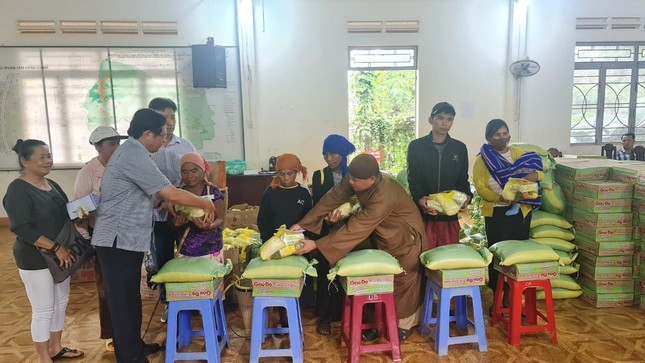 Đoàn đã trao tặng 174 suất quà đến những hộ nghèo tại các thôn Đoàn đã trao tặng 174 suất quà đến những hộ nghèo tại các thôn