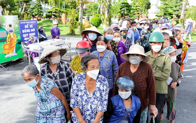 Bà con đến nhận quà