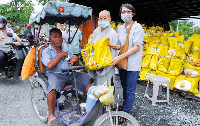 Ni sư Thích nữ Chấn Nhân trao quà đến người khuyết tật