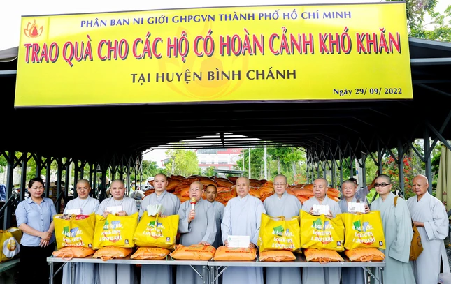 Chư Ni Phân ban Ni giới TP.HCM tại buổi tặng - Ảnh: Như Thảo - Thái Huỳnh