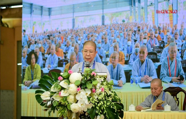 Ni sư Thích nữ Hạnh Hiếu trình bày tham luận - “Sáng một Niềm tin”