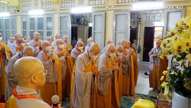 Chư Ni đảnh lễ Đức Thánh Tổ Ni Chư Ni đảnh lễ Đức Thánh Tổ Ni