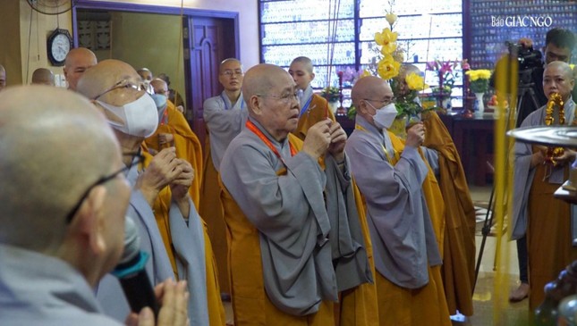 Niêm hương tưởng niệm, đảnh lễ Giác linh chư Ni tiền bối hữu công Phật giáo Việt Nam