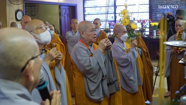 Niêm hương tưởng niệm, đảnh lễ Giác linh chư Ni tiền bối hữu công Phật giáo Việt Nam Niêm hương tưởng niệm, đảnh lễ Giác linh chư Ni tiền bối hữu công Phật giáo Việt Nam
