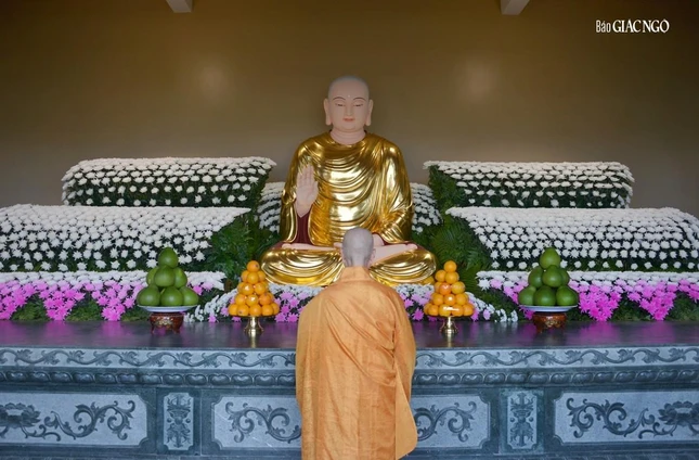 Trước tôn tượng Đức Thánh Tổ Ni Đại Ái Đạo Trước tôn tượng Đức Thánh Tổ Ni Đại Ái Đạo