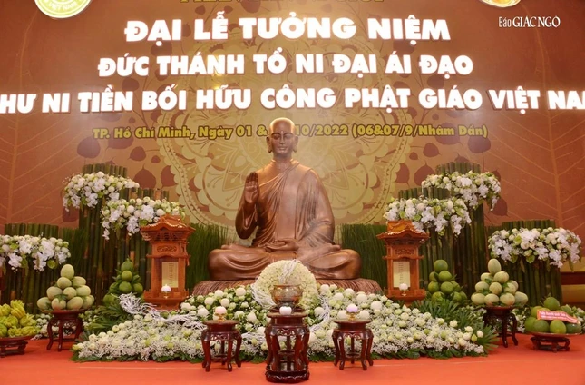 Đức Thánh Tổ Ni Đại Ái Đạo tại lễ đường tại Học viện Phật giáo VN - TP.HCM Đức Thánh Tổ Ni Đại Ái Đạo tại lễ đường tại Học viện Phật giáo VN - TP.HCM