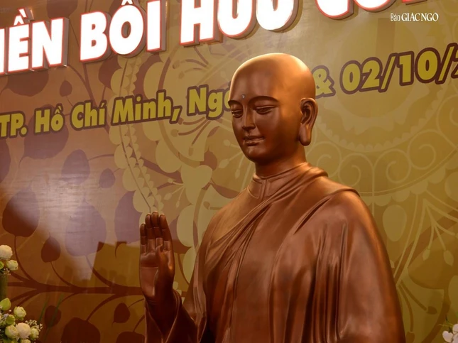 Tôn tượng Đức Thánh Tổ Ni Đại Ái Đạo Tôn tượng Đức Thánh Tổ Ni Đại Ái Đạo