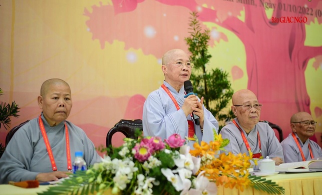 Ni trưởng Thích nữ Như Thảo trình bày tham luận "Ni giới TP.HCM tiềm năng, hội nhập, phát triển"