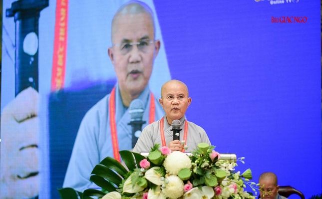 Ni sư Thích nữ Như Nguyệt, Chánh Thư ký Phân ban Ni giới TP.HCM phát biểu đề dẫn tọa đàm