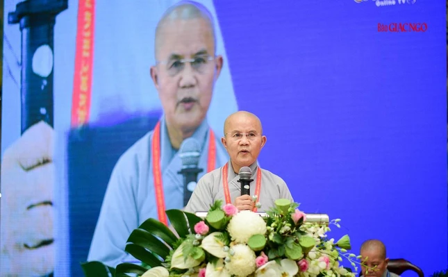 Ni sư Thích nữ Như Nguyệt, Chánh Thư ký Phân ban Ni giới TP.HCM phát biểu đề dẫn tọa đàm