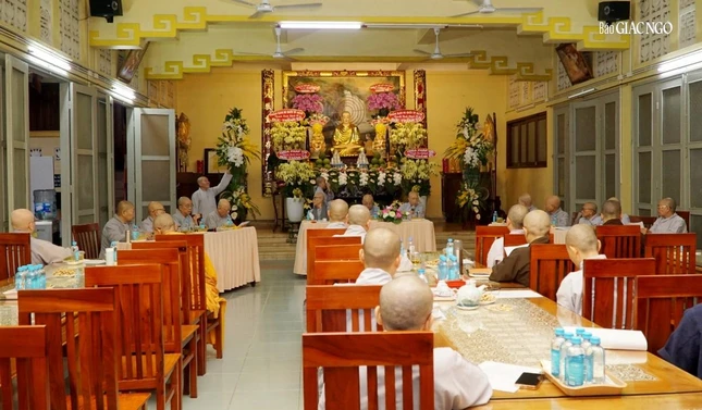 Quang cảnh buổi họp