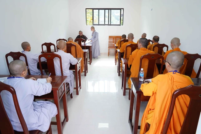 Giới tử làm bài thi Giới tử làm bài thi