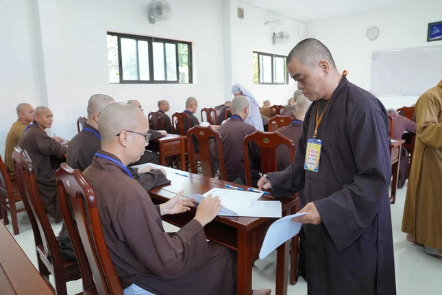 Phát đề thi đến giới tử Phát đề thi đến giới tử