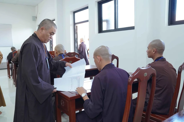 Giới tử làm bài thi Giới tử làm bài thi