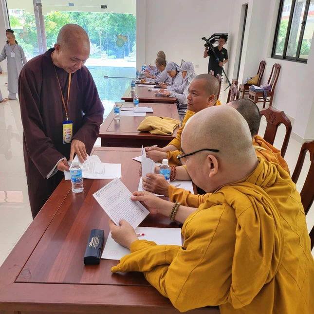 Giám khảo chấm bài thi Giám khảo chấm bài thi