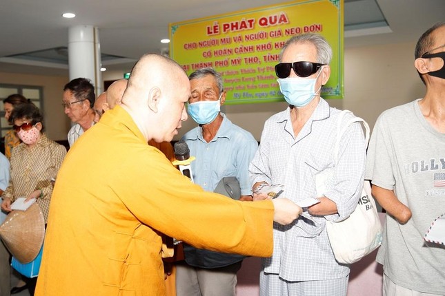 Đại đức thích Nguyên Thông trao quà cho người mù, người già neo đơn