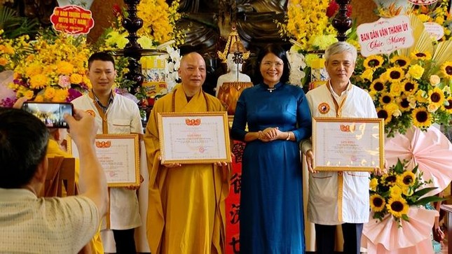 Bà Nguyễn Thị Kim Dung, Phó Chủ tịch Ủy ban MTTQVN TP.Hà Nội tặng Bằng khen đến Thượng tọa Thích Chiếu Tuệ