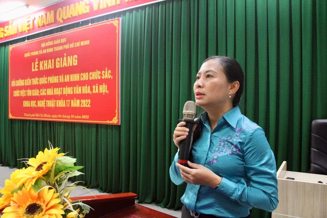 Bà Phan Kiều Thanh Hương, đại diện đơn vị tổ chức lớp học phát biểu - Ảnh: MTTQVN TP