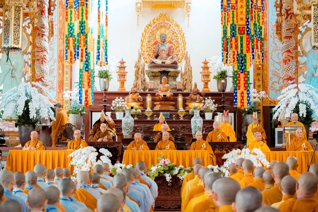 Chư tôn đức hiện diện chứng minh lễ khai mạc