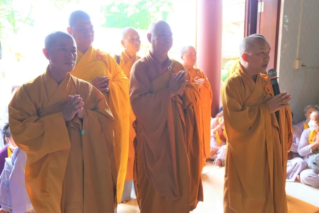 Chư tôn đức chú nguyện cho công trình đúc đại hồng chung thành tựu