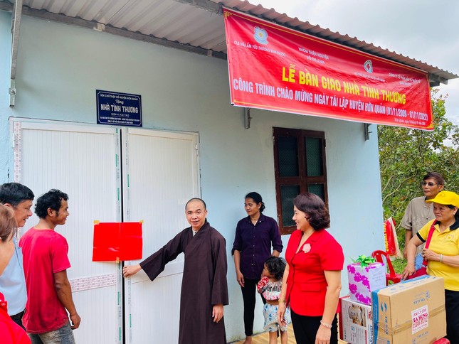 Bàn giao nhà đến gia đình chị Thị Hom