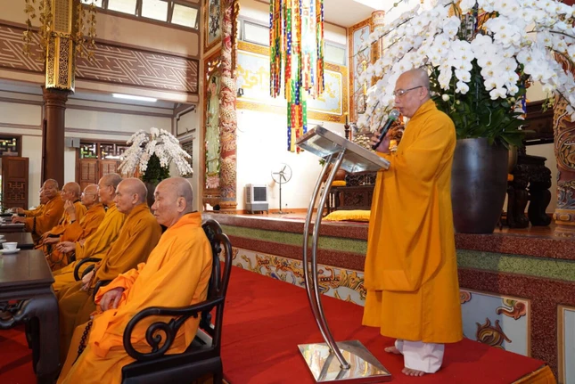 Thượng tọa Thích Thiện Phước báo cáo công tác tổ chức