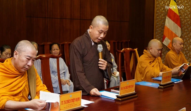 Đại đức Thích Minh Thảo đọc quyết định chuẩn y nhân sự Ban Bảo trợ (đợt 2)