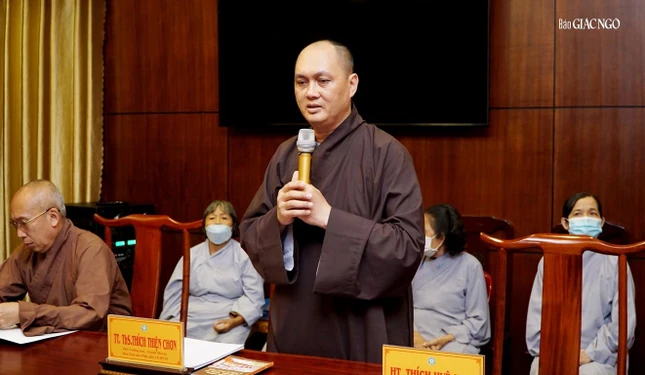 Thượng tọa Thích Thiện Chơn, Phó ban kiêm Chánh Thư ký Ban Giáo dục Phật giáo TP.HCM báo cáo một số hoạt động Phật sự