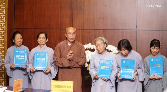 Thượng tọa Thích Minh Thành, Phó Trưởng ban Giáo dục Phật giáo TP.HCM trao quyết định đến các Phật tử