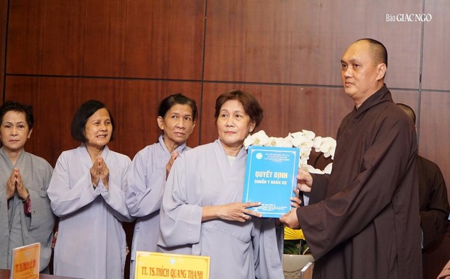 Trao quyết định đến thành viên Ban Bảo trợ