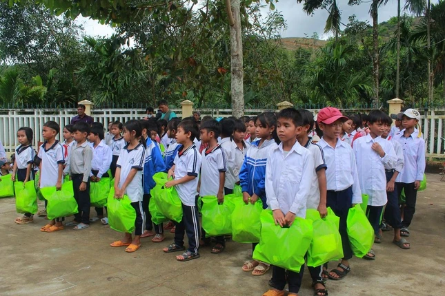 Các học sinh nhận quà Các học sinh nhận quà