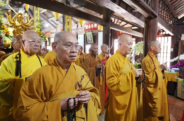 Chư tôn đức niêm hương tưởng niệm Giác linh Đại lão Hòa thượng